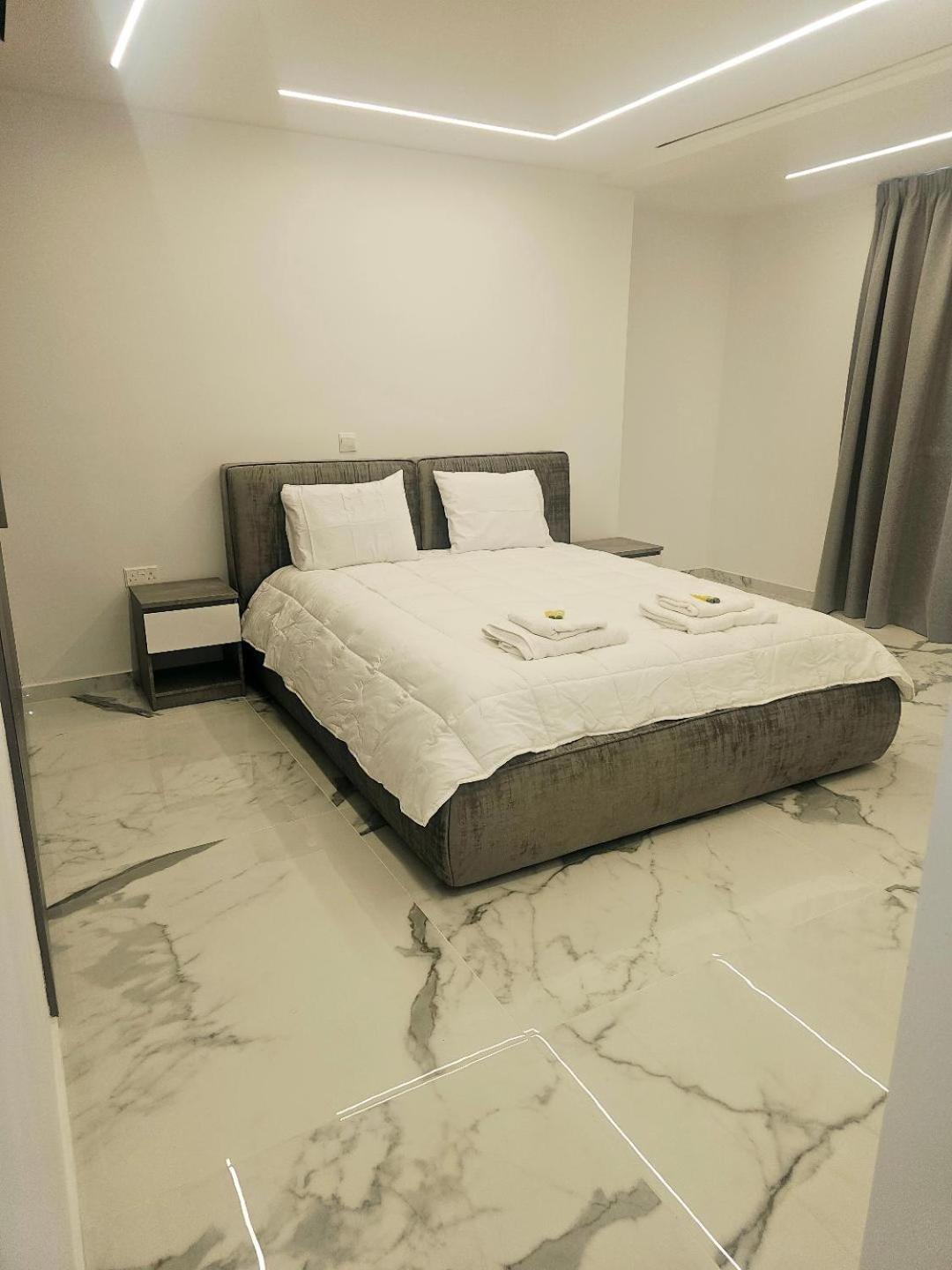 Deluxe Apartment Paphos Ngoại thất bức ảnh