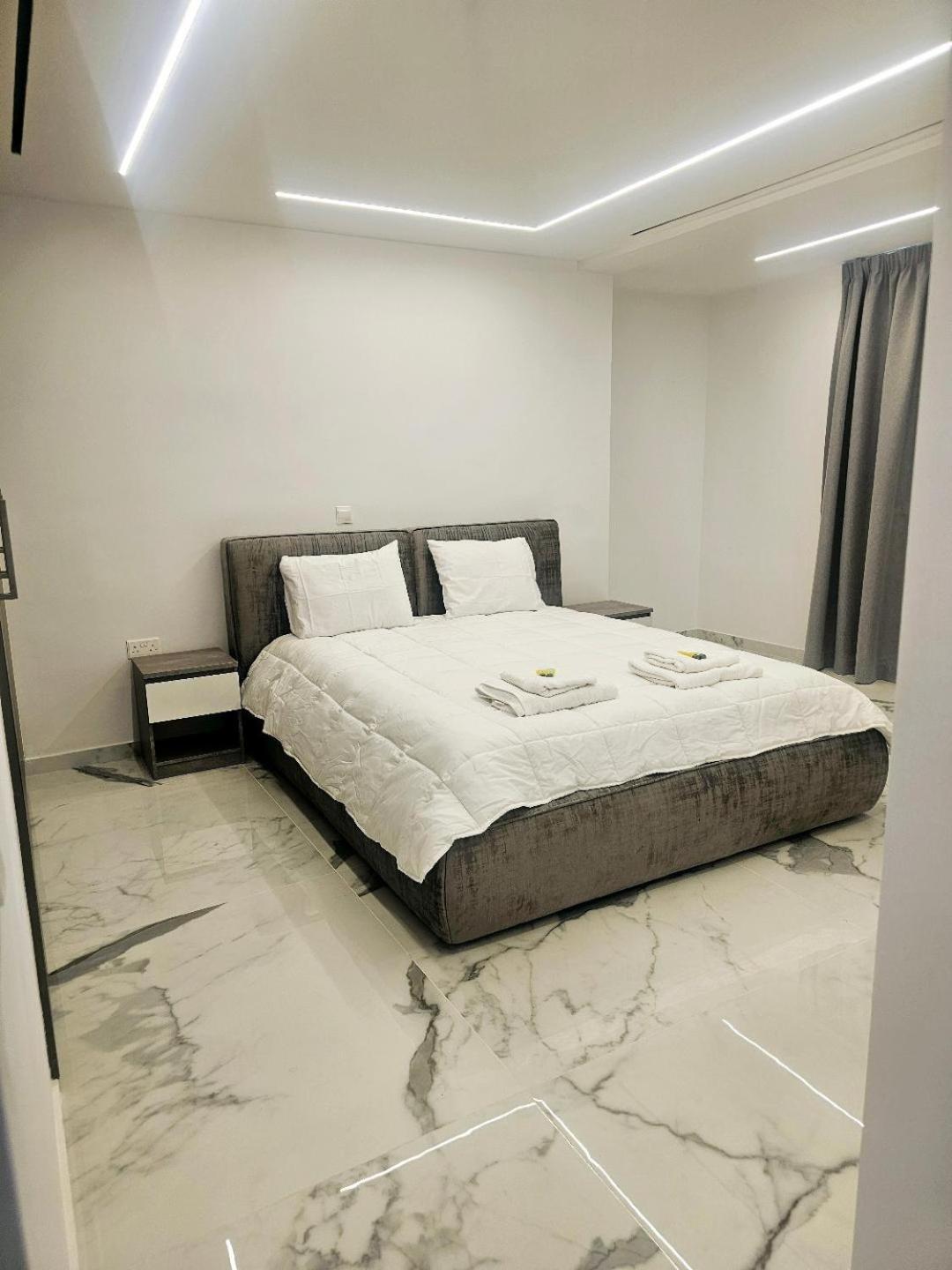 Deluxe Apartment Paphos Ngoại thất bức ảnh