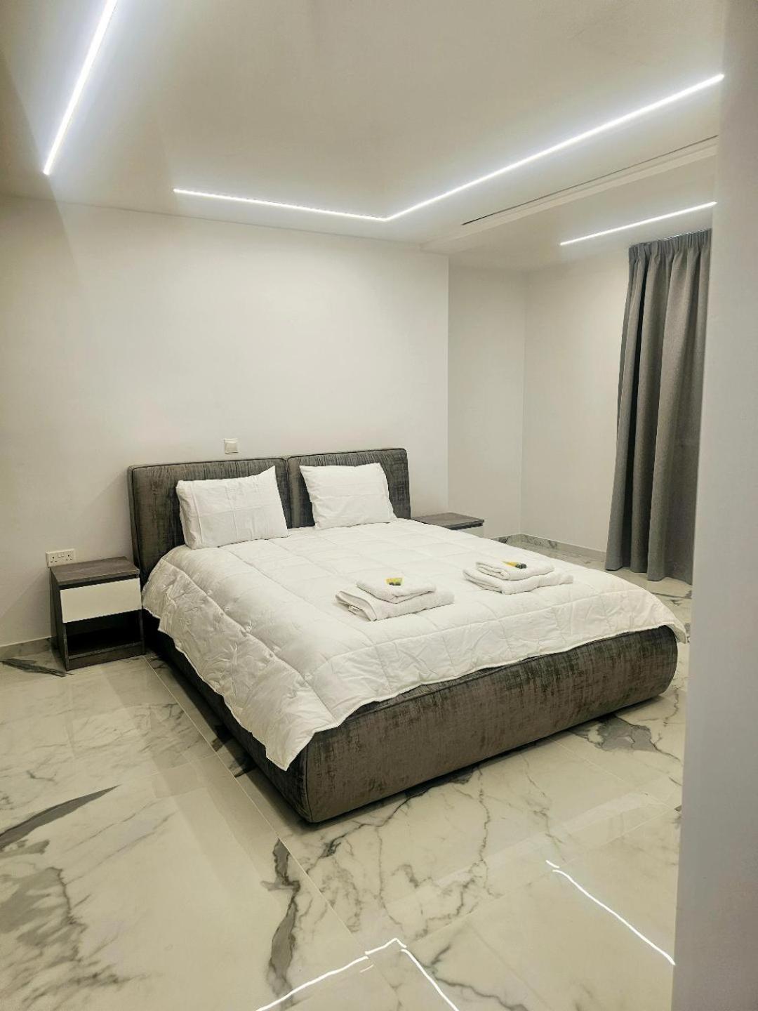 Deluxe Apartment Paphos Ngoại thất bức ảnh