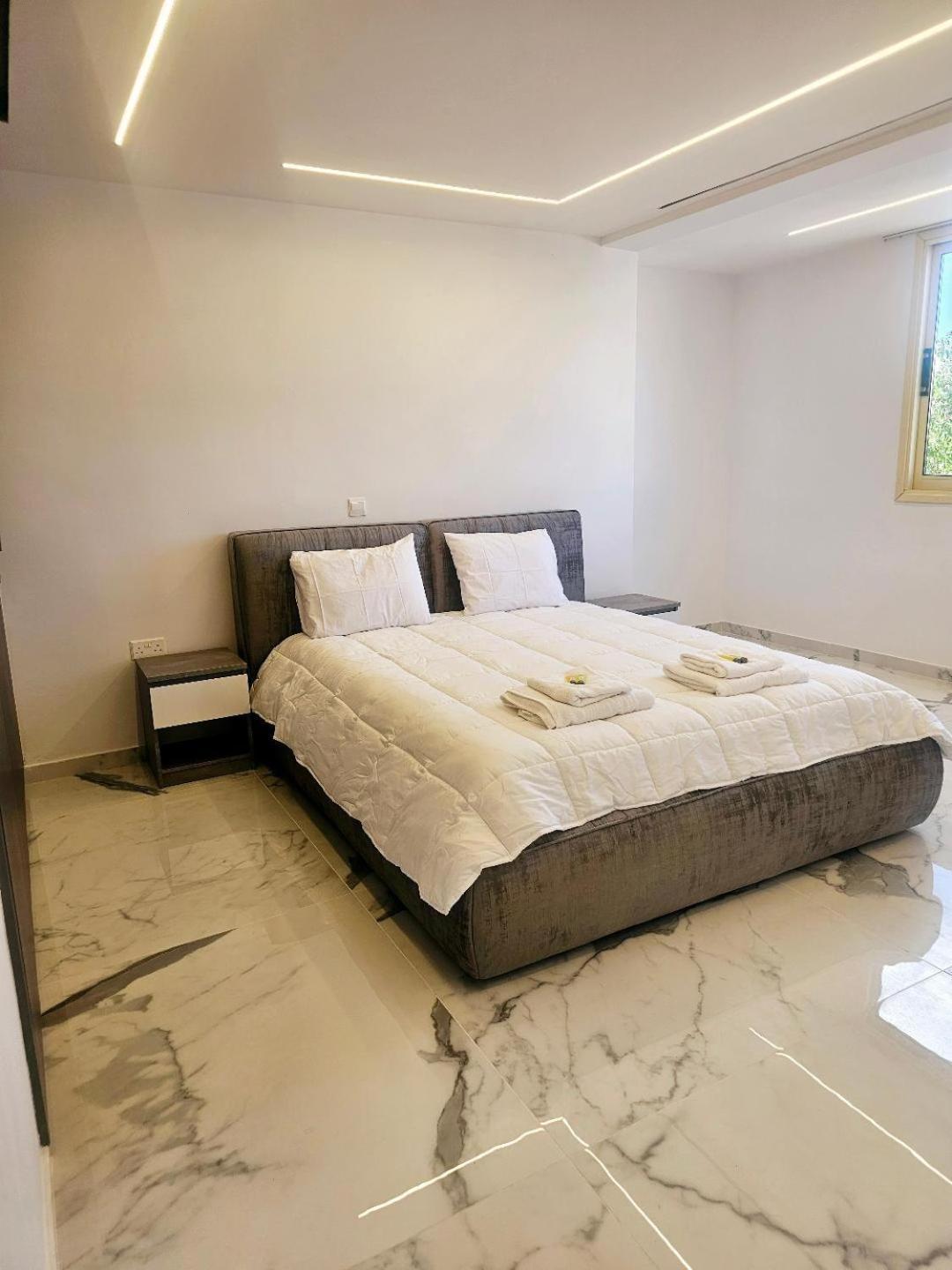 Deluxe Apartment Paphos Ngoại thất bức ảnh