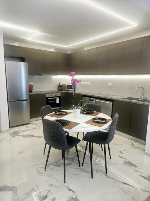 Deluxe Apartment Paphos Ngoại thất bức ảnh